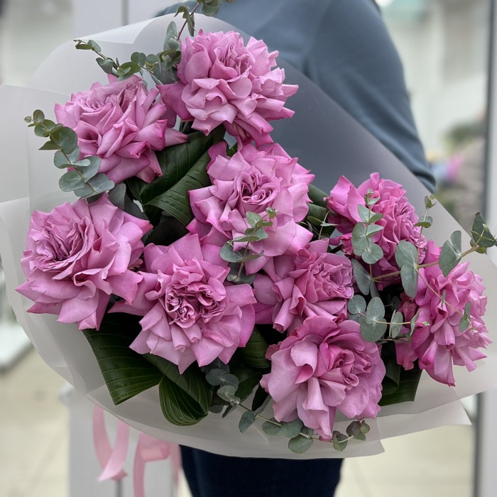 Букет из 9 пышных сиреневых роз Куинс Краун с зеленью